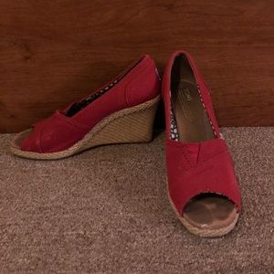 Red TOMS wedges