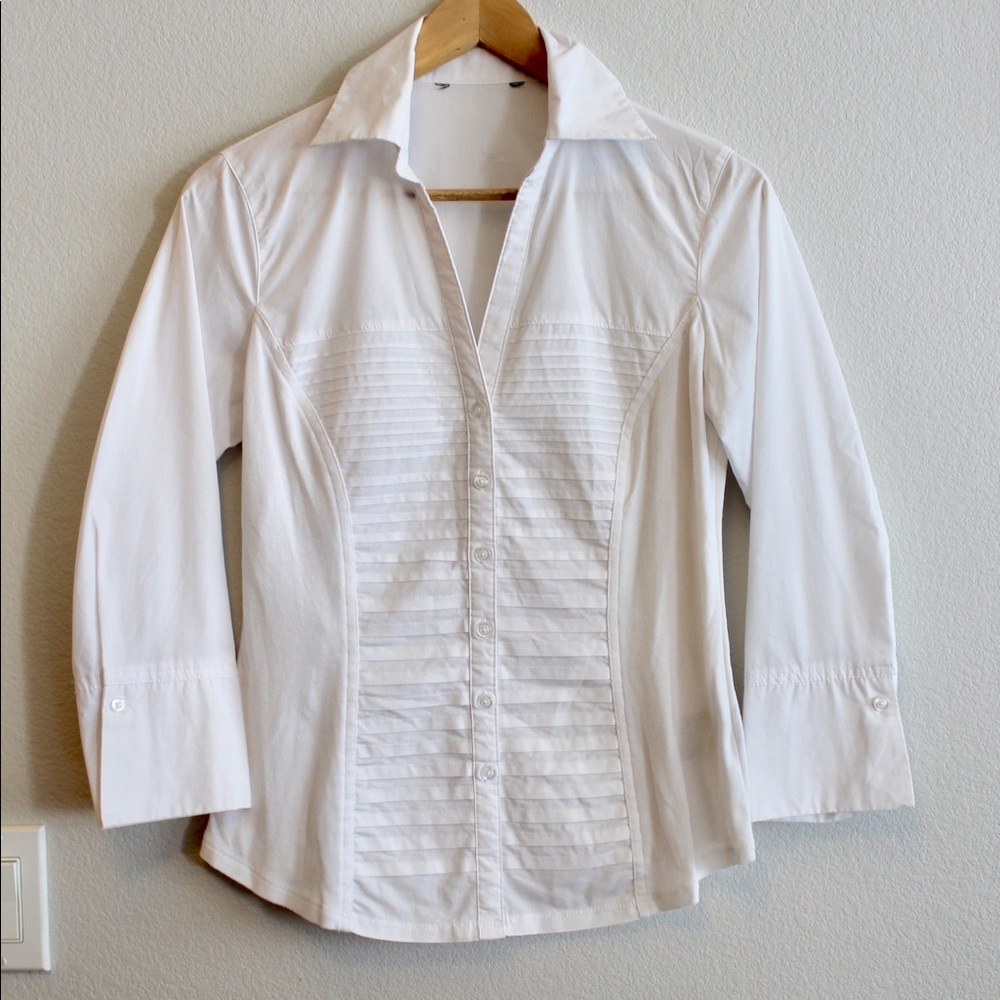 Fitted white button down business shirt