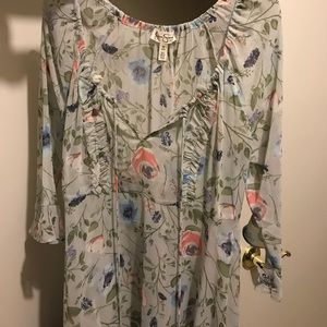 Jessica Simpson maternity shirt!