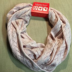 2 infinity scarfs never worn