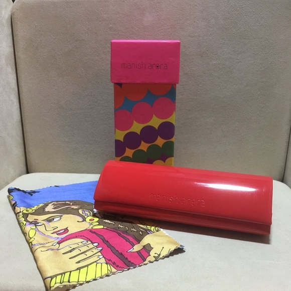 NIB - MANISH ARORA GLASSES CASE - RED HEART - Picture 2 of 6