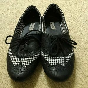 Black and white flat shoes