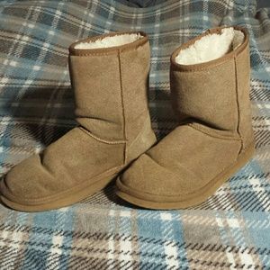Suede boots with a fuzzy inside