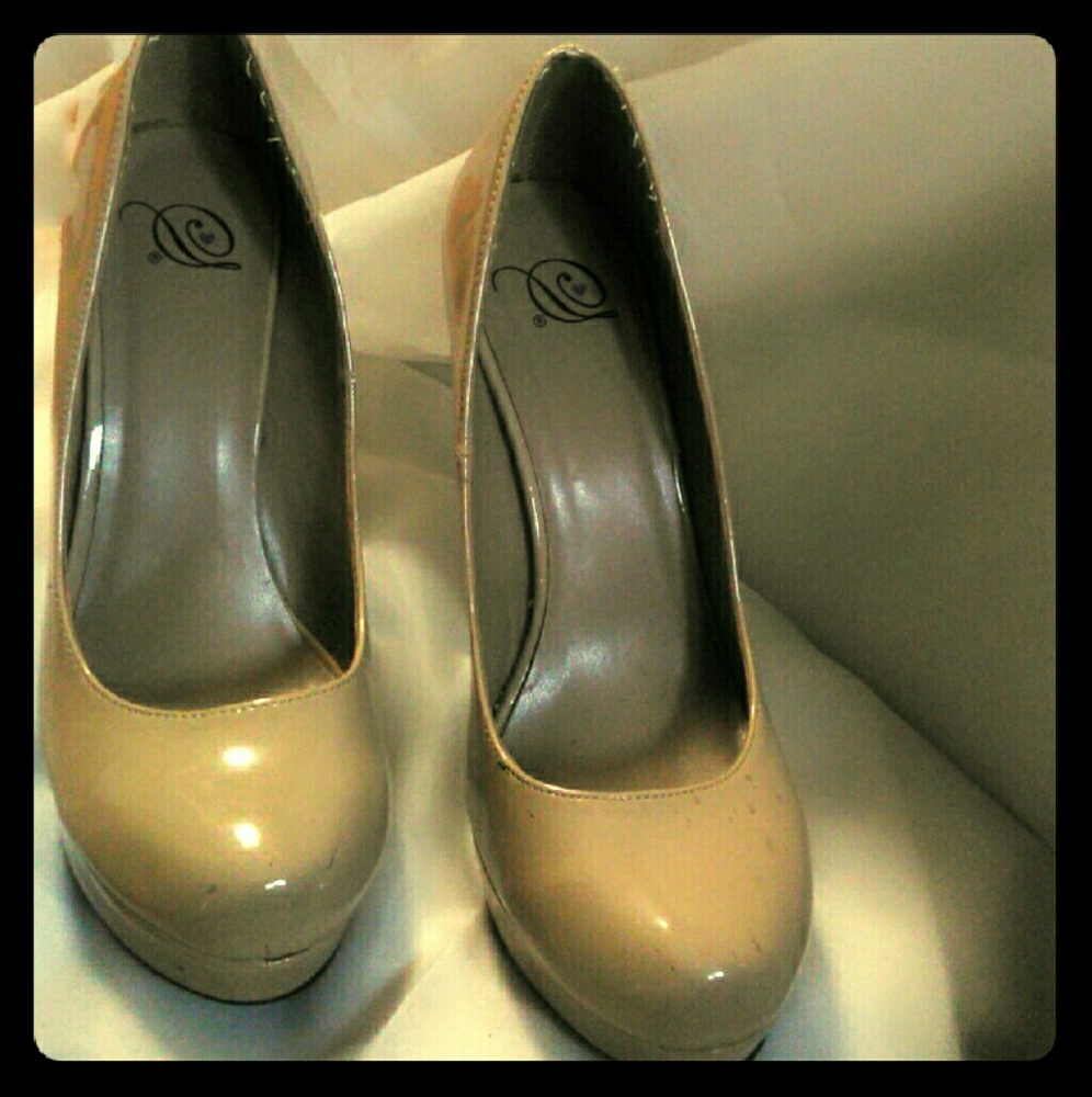 Dereon tan heels.