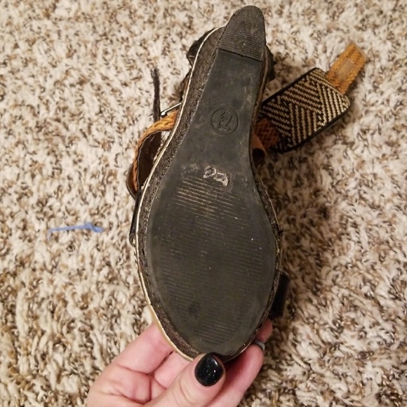 Beautiful and unique Mossimo wedges - Picture 2 of 3