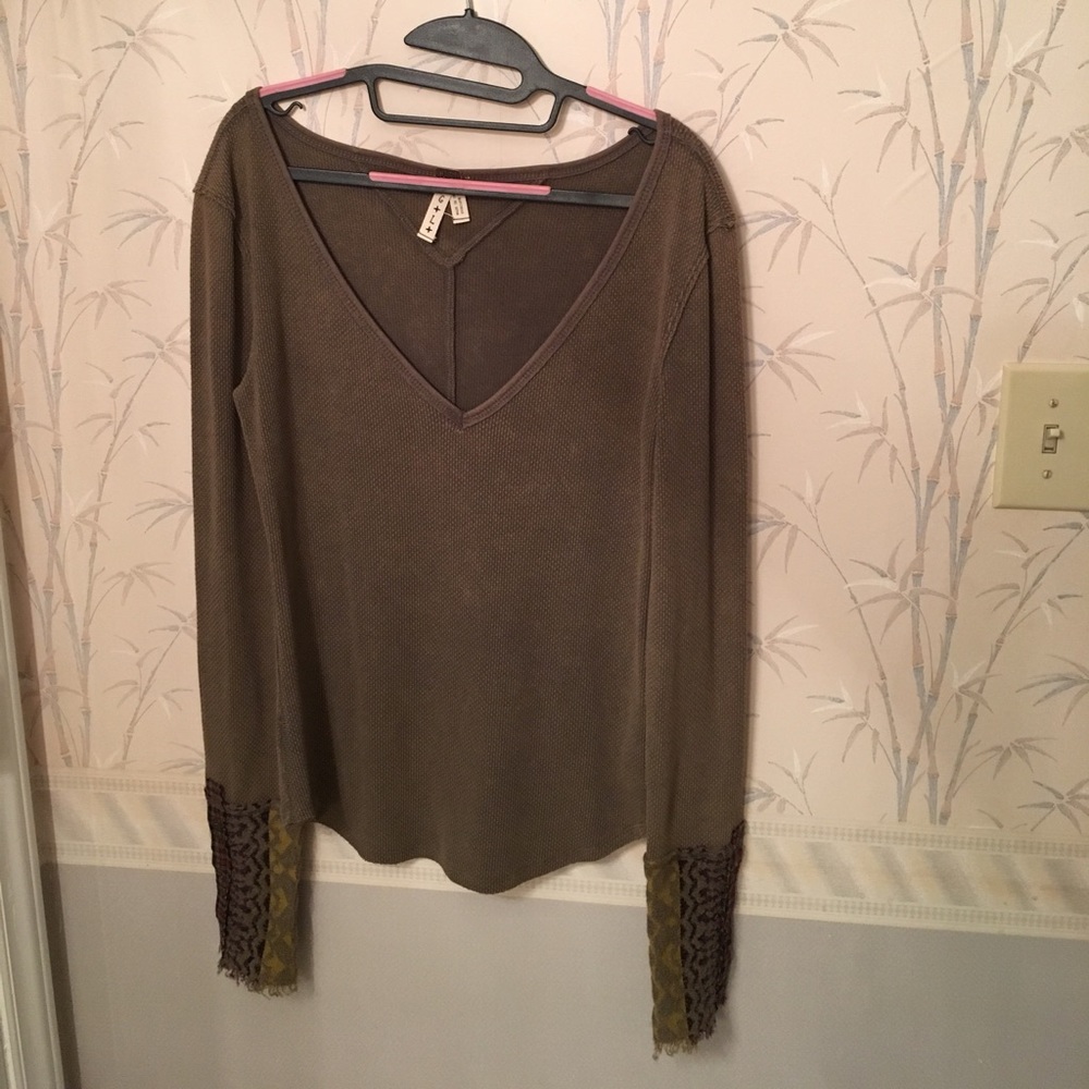 Long sleeve thermal top.