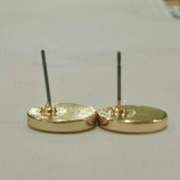 Round Marble White Faux Stone Stud Earrings - Picture 4 of 6