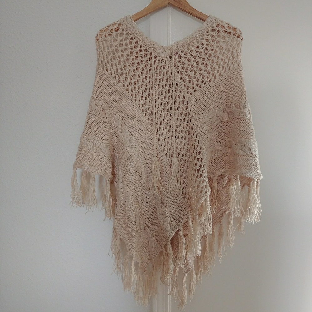 Romeo & Juliet Couture Knit Poncho Size Medium