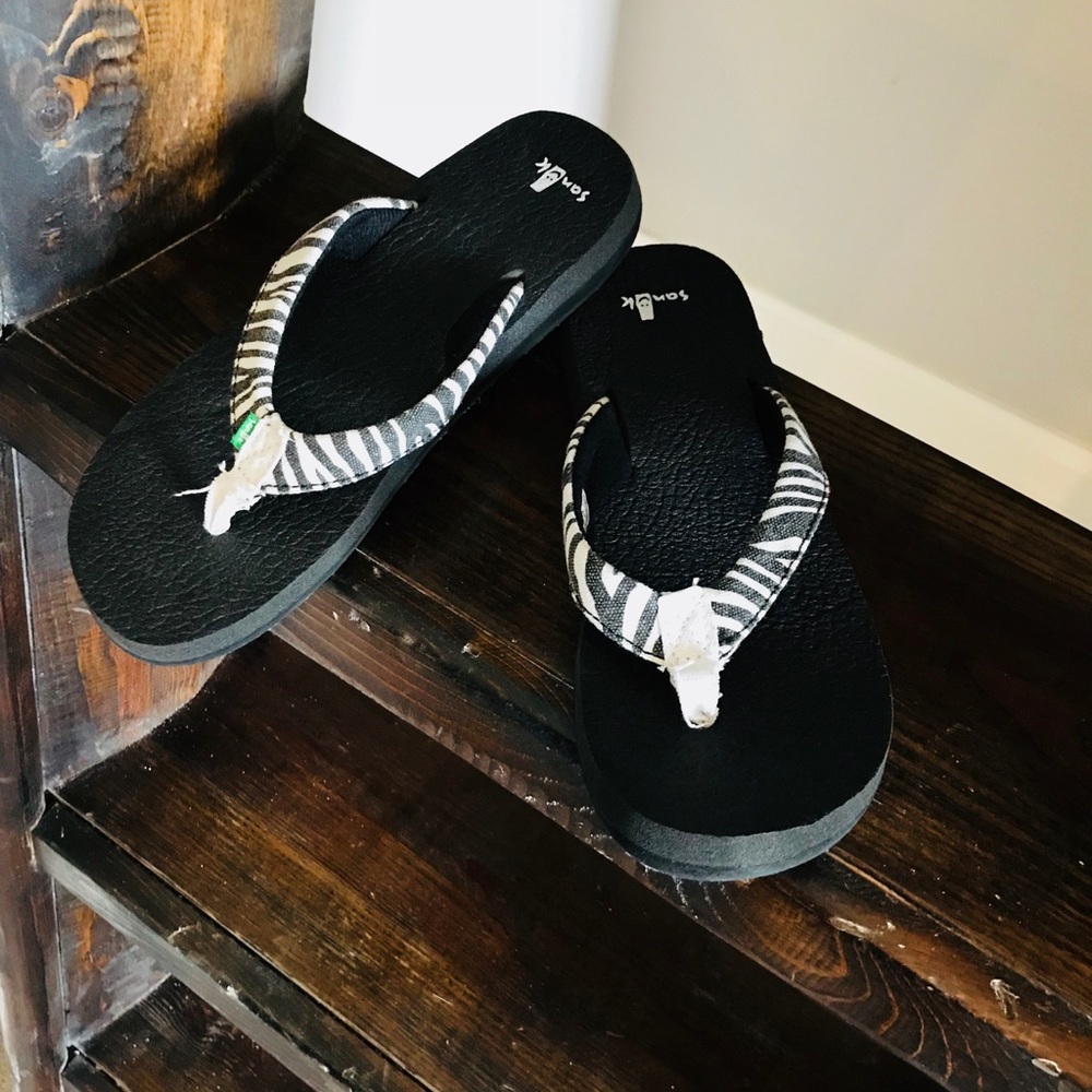 PRICE DROP -Women’s Sanuk zebra flip flops. Size 7