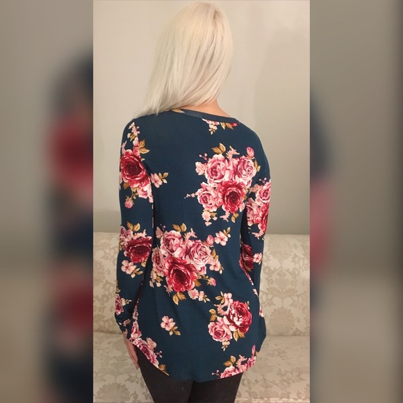 LAST 1!  Stunning Color Floral criss cross Tunic! - Picture 3 of 7