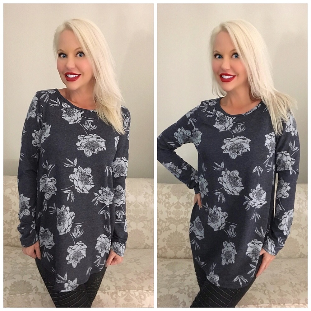 LAST 1! ๐Gorgeous Blue Super Soft Floral Top - Picture 1 of 4