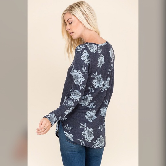 LAST 1! ๐Gorgeous Blue Super Soft Floral Top - Picture 3 of 4