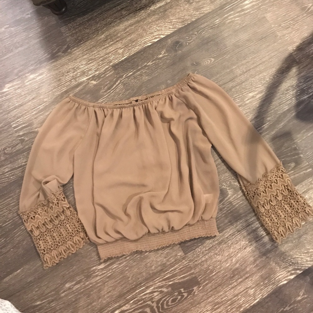 Off the shoulder peep back shirt