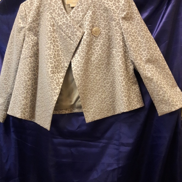 Michael Kors stunning silver/gray 2 pcs. Suit - Picture 8 of 8