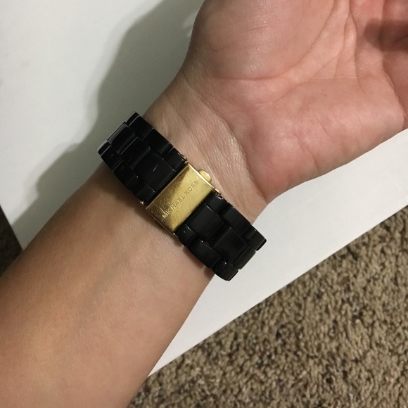 🎉🎉🎉Black and gold michael kors watch - Picture 4 of 5