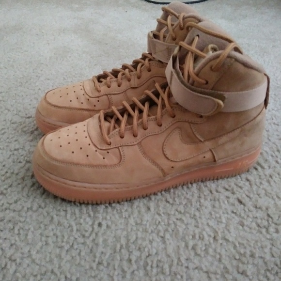Nike Air Force 1 Low Realtree Rattan – Puffer Reds Pair of brown Nike Air Force 1 sneakers