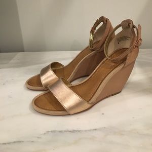 Seychelles Thyme Metallic Rose Gold Leather Wedge