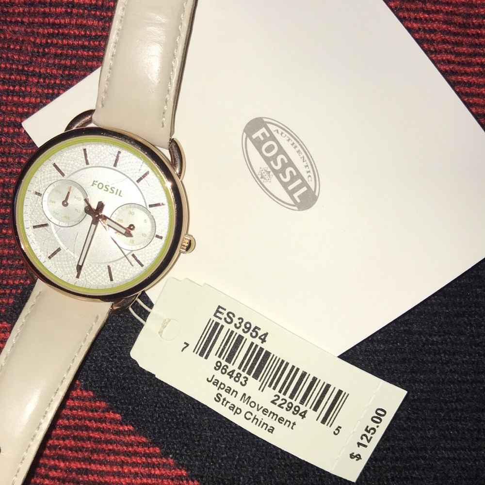 Brand new NWT white fossil watch!! 🔥🕰
