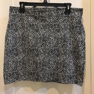 Black and white skirt. Size XL