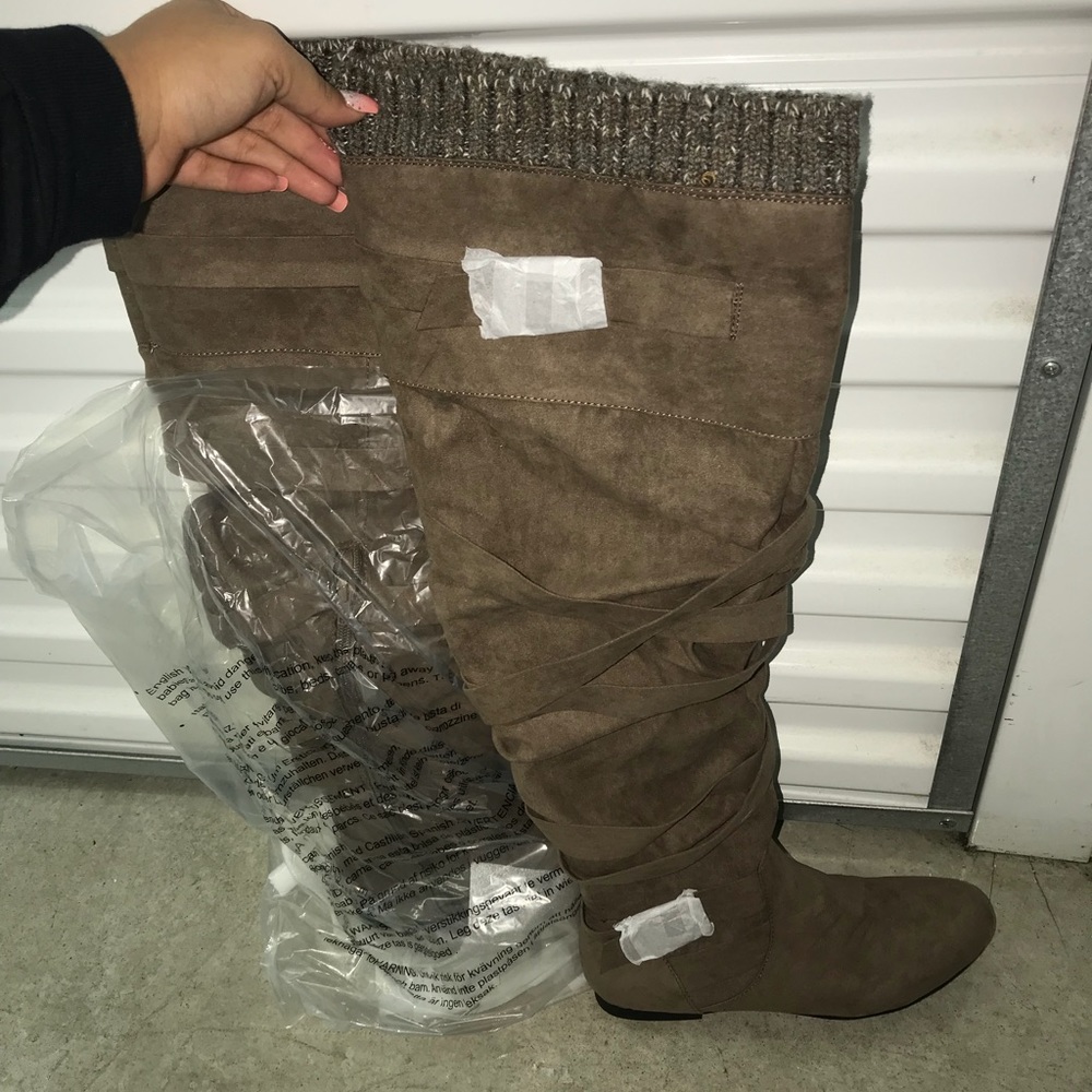 Flat taupe boots
