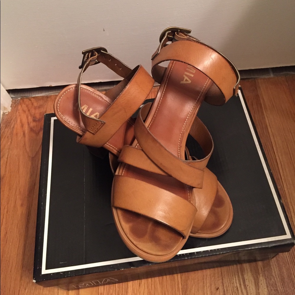 Women's strapped heeled sandals