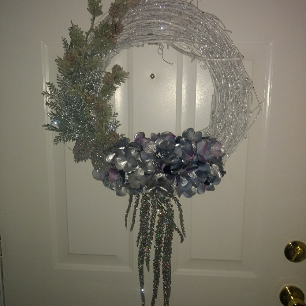 SILVER CHRISTMAS/WINTER WREATH