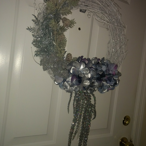 SILVER CHRISTMAS/WINTER WREATH - Picture 2 of 3
