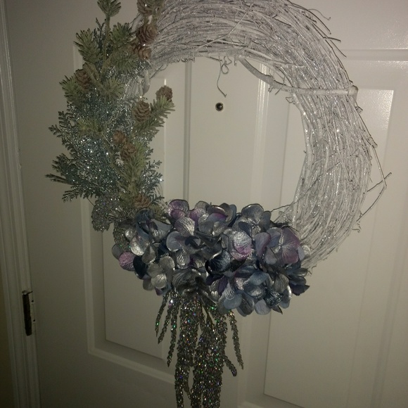 SILVER CHRISTMAS/WINTER WREATH - Picture 3 of 3