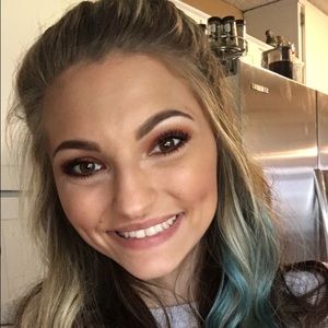 Meet your Posher, Kayla