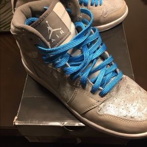 Size 5 girl Jordan retro 1 high.