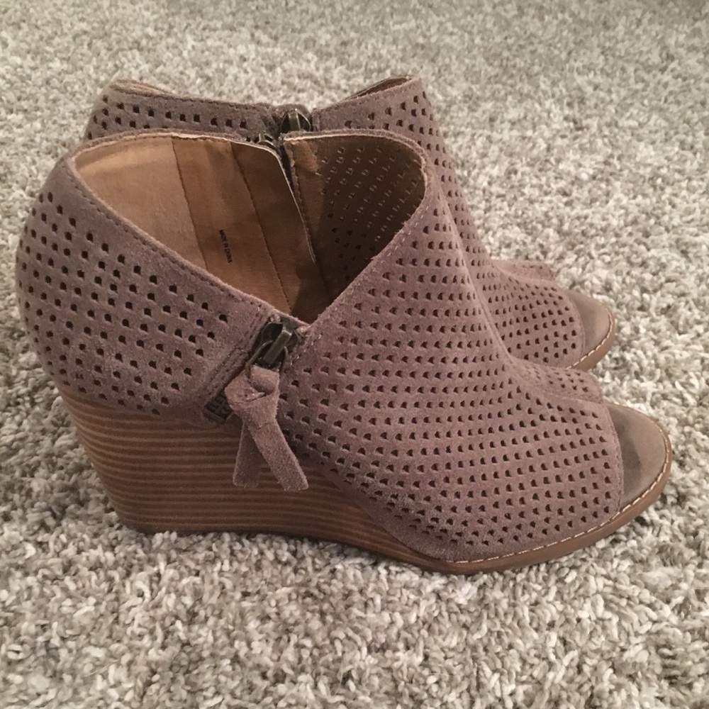 Lucky Brand leather peeptoe booties! Size 8