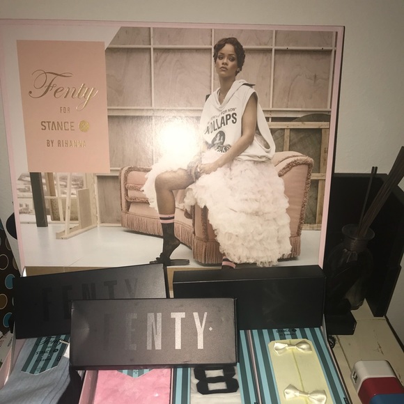 Rihanna “Fenty” Chockers < - Picture 1 of 2