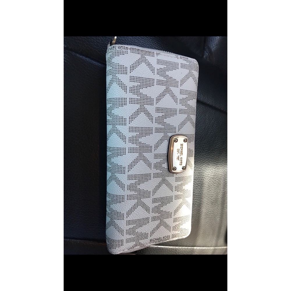 Authentic mk wallet 😍