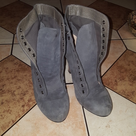 Restricted woman's boots - Picture 4 of 6