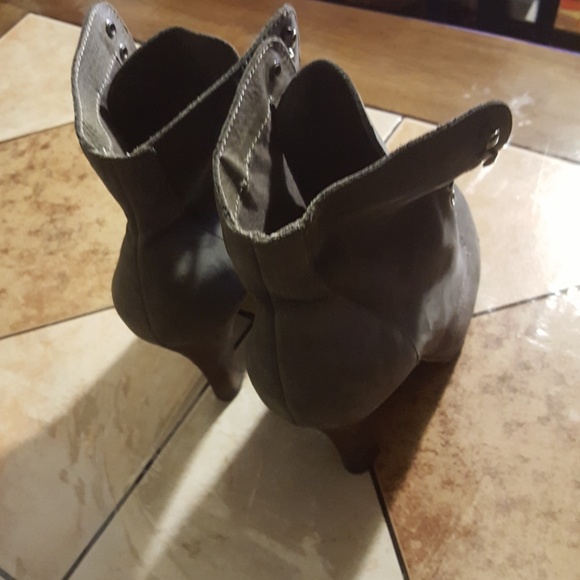 Restricted woman's boots - Picture 5 of 6