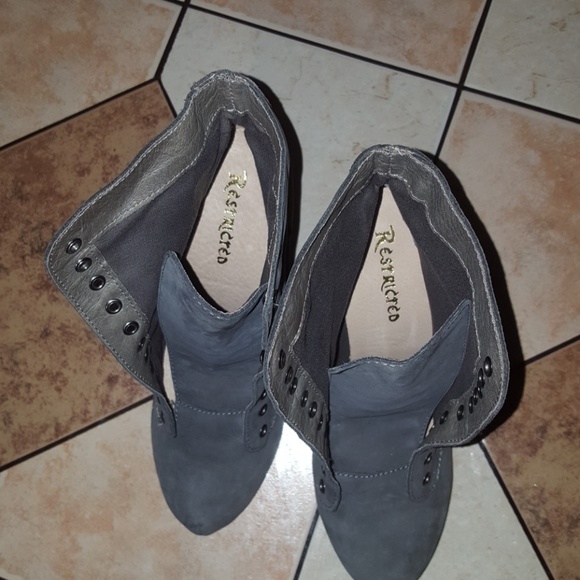 Restricted woman's boots - Picture 6 of 6