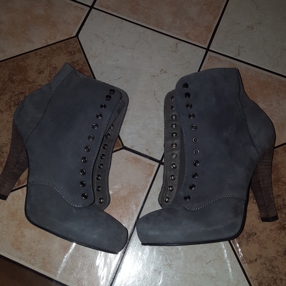 Restricted woman's boots - Picture 3 of 6