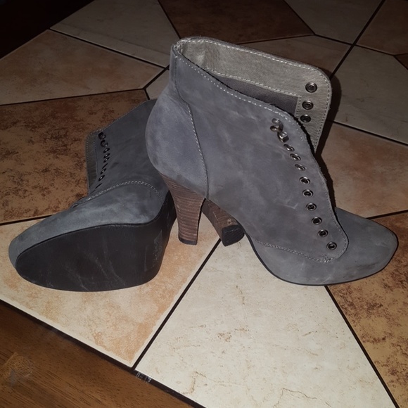 Restricted woman's boots - Picture 2 of 6