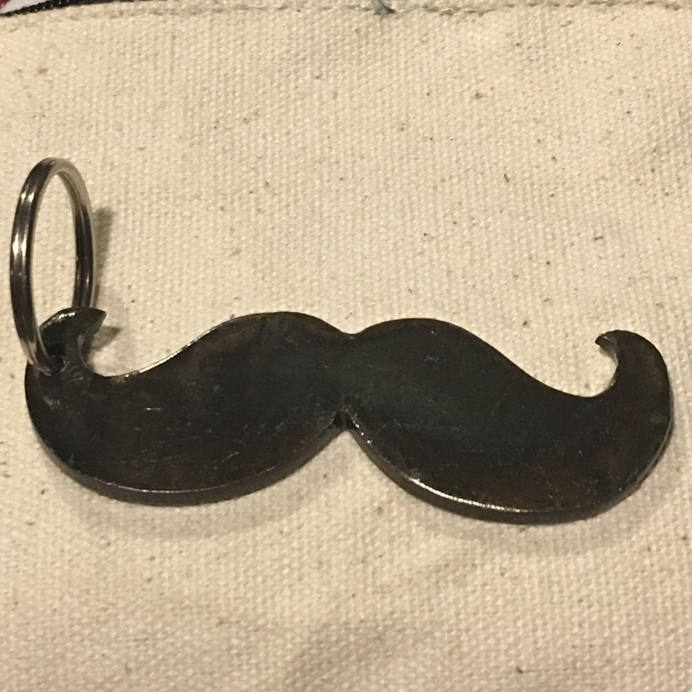 MUSTACHE KEYCHAIN