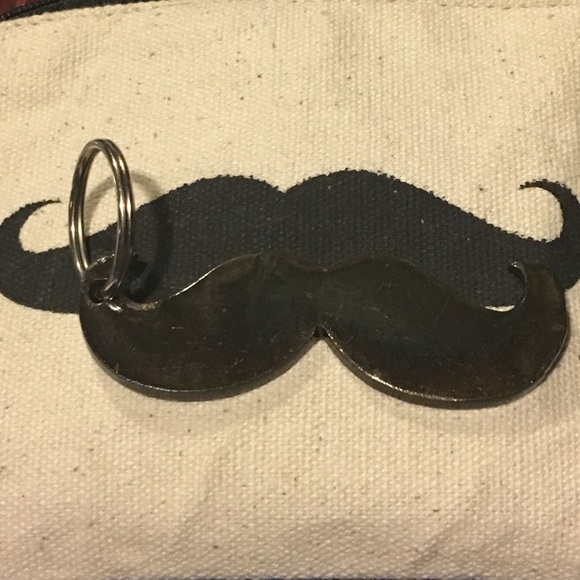 MUSTACHE KEYCHAIN - Picture 2 of 2