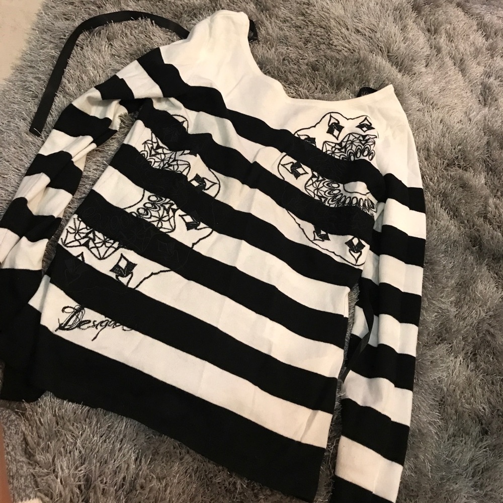 Long sleeve black and white stripped littlesweater