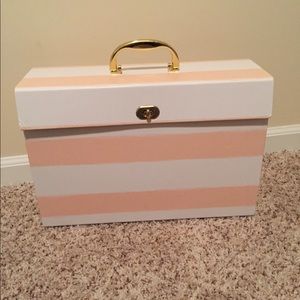 Accordion file folder with handle.