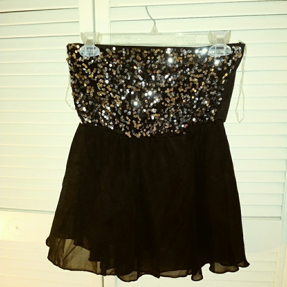 Brand new strapless top