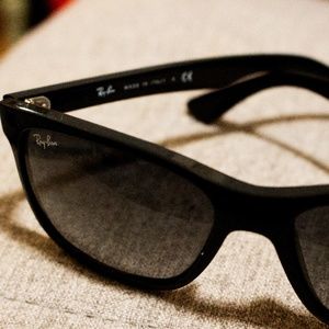 Classic Ray-Ban Wayfarer Sunglasses
