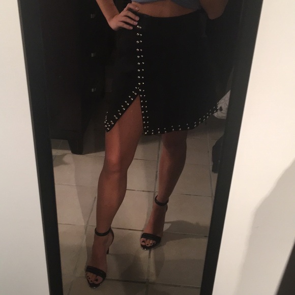 ‼️Last One‼️5⭐️ Black Studded Mini Skirt - Picture 3 of 7
