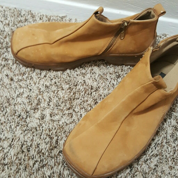 Men's Wheat Leather Shoes - Picture 2 of 3