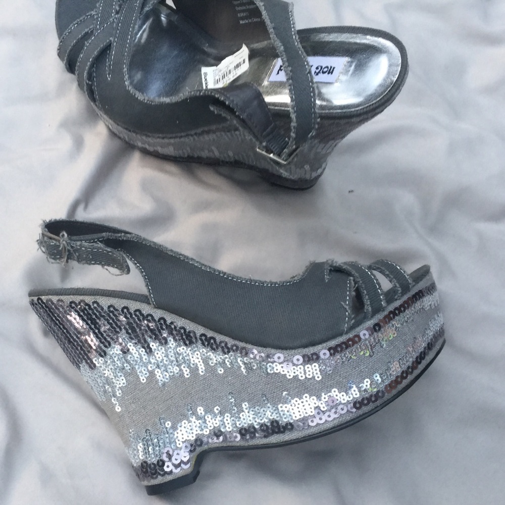 !!***BRAND NEW W/ TAGS -AWESOME WEDGES-BUCKLE**!!!