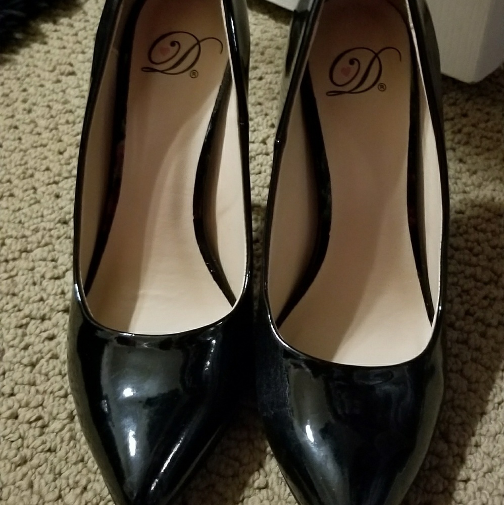 Black pumps