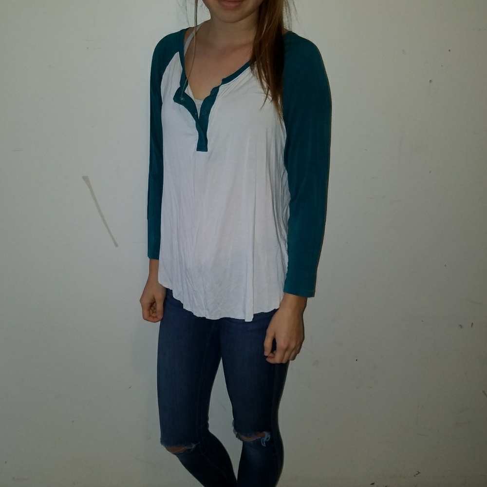 Soft and sexy American eagle tee