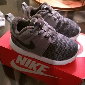 Nike Roshe one toddler size 6